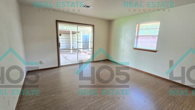 Building Photo - 3 Bed 2 Bath with ALL the Amenities!