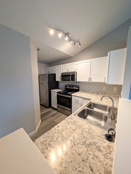 Venezia kitchen - The Arbors of Yankee Vineyards