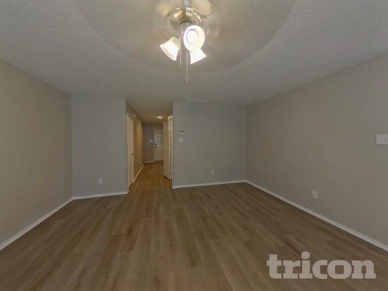 Building Photo - 4937 Waterford Dr