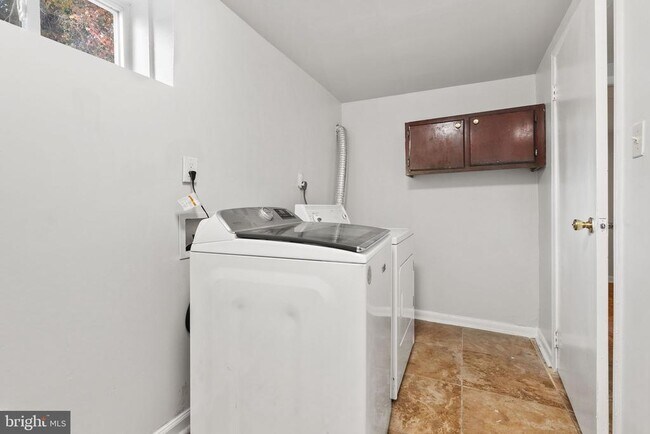 Building Photo - 3001 Fairhill Ct