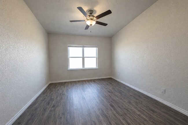 Building Photo - APPLY ON OUR WEBSITE! AVAILABLE SOON!!