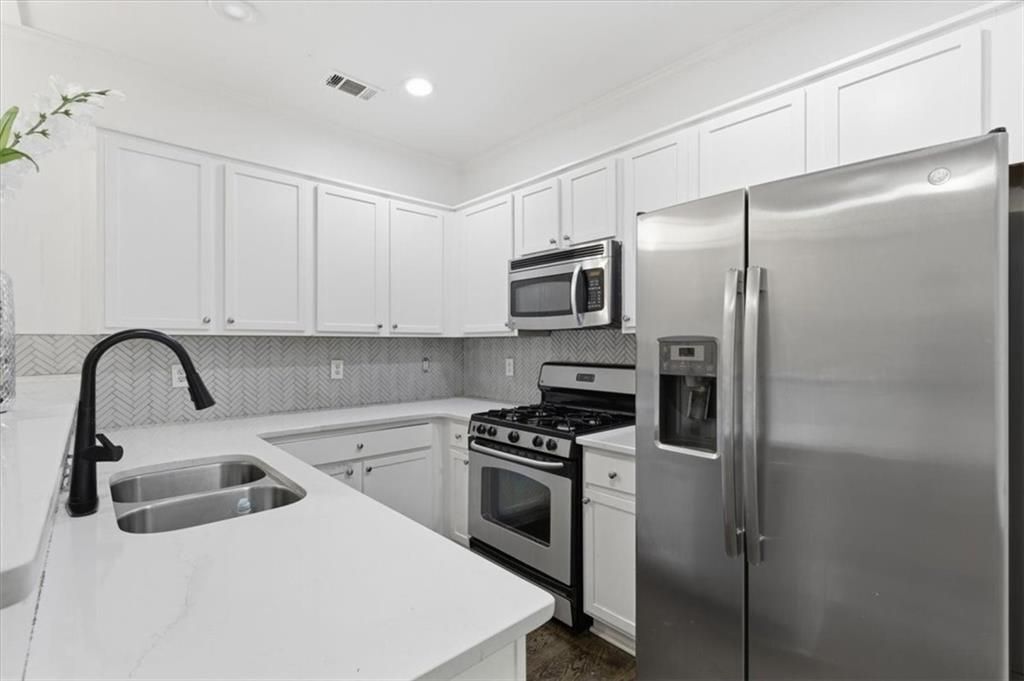 Building Photo - 1076 N Village Dr