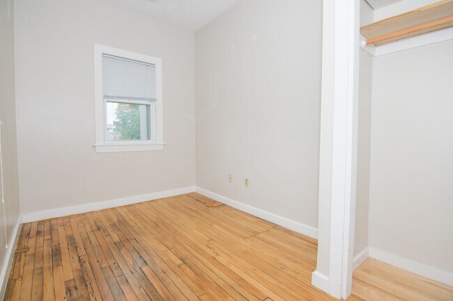 Building Photo - Sunny Spacious 3 Bedroom