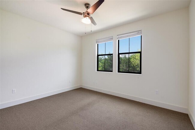 Building Photo - 18400 Lakepoint Cove
