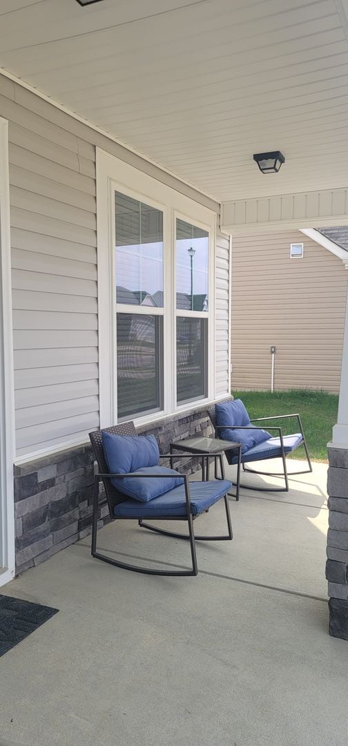 Building Photo - Like New- Immaculate 2-Story Home w/ 4 Bedroom 2.5 Bath! Large Lot- Fully Fenced Backyard.