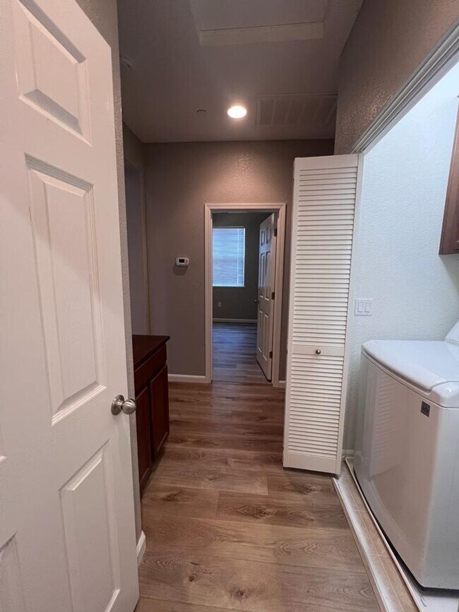 Building Photo - 427 Anchor Ln