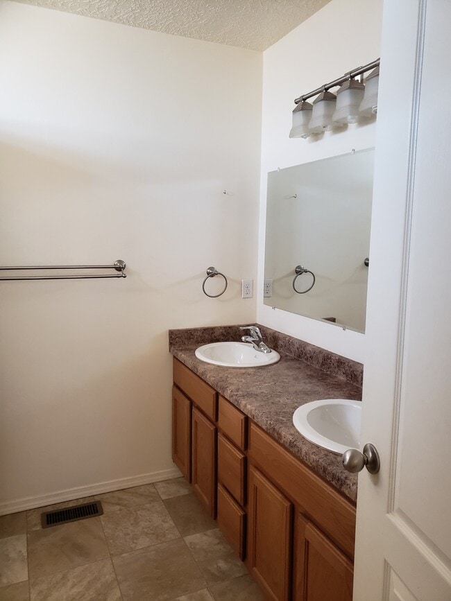 Building Photo - Nice 4 Bedroom home in Mesa Vista Subdivis...