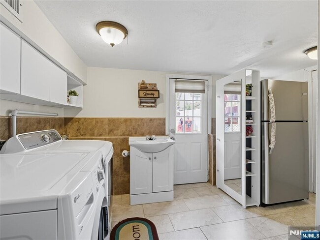 Building Photo - 197 Fairview Ave