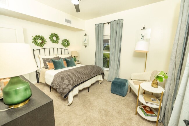 Building Photo - Beautiful 3 bed 3.5 bath Condo