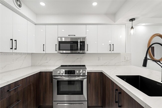 Building Photo - 5701 Collins Ave