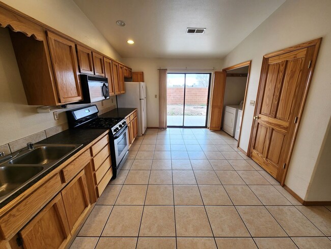 Building Photo - 2100 Hickory Dr