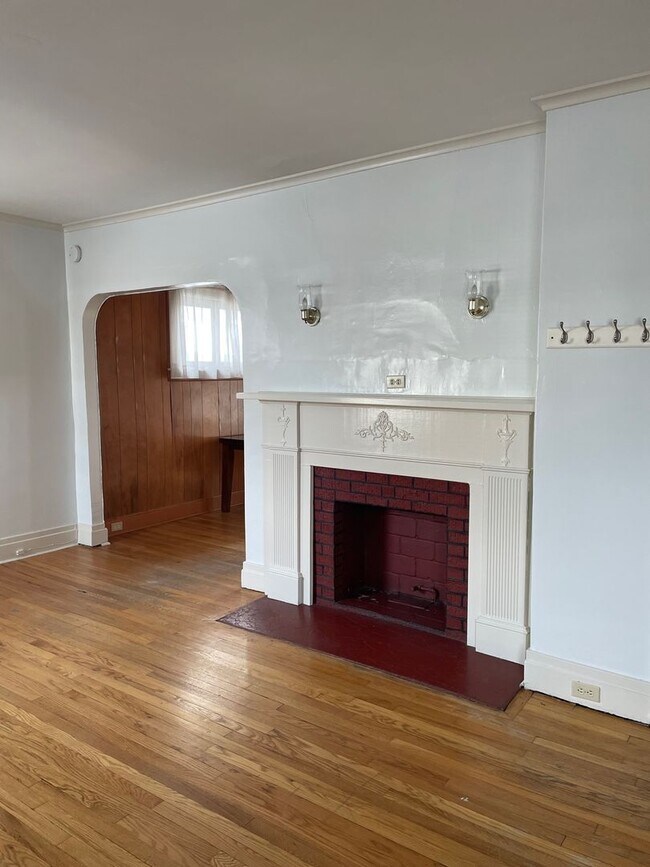 Building Photo - 2 Bed, 1 Bath- Single Family For Rent in t...