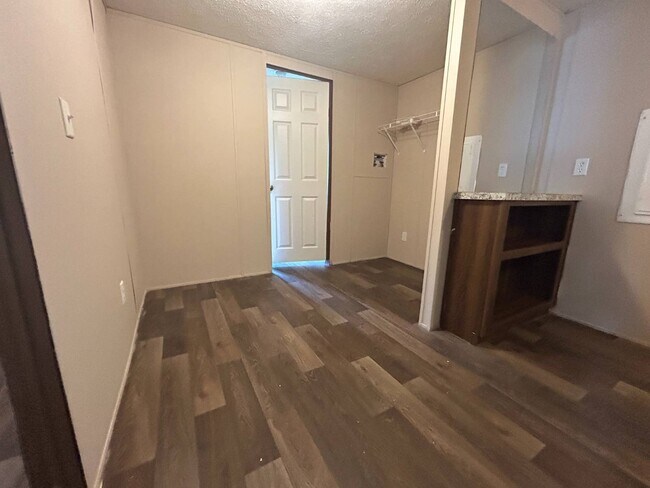 Building Photo - 302 Autumn Ln