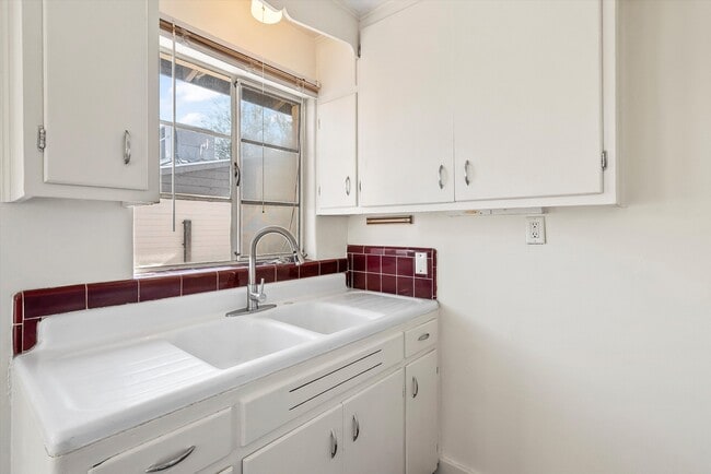 Building Photo - 2604 N Martin Ave