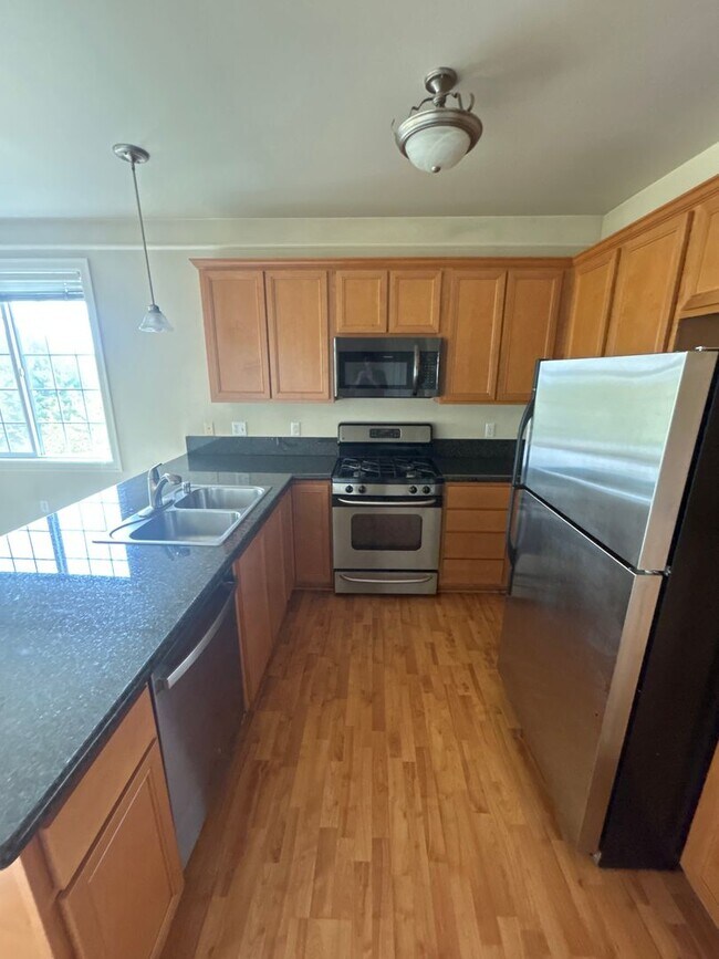 Building Photo - 2B, 2BA upstairs condo in SW Renton with g...