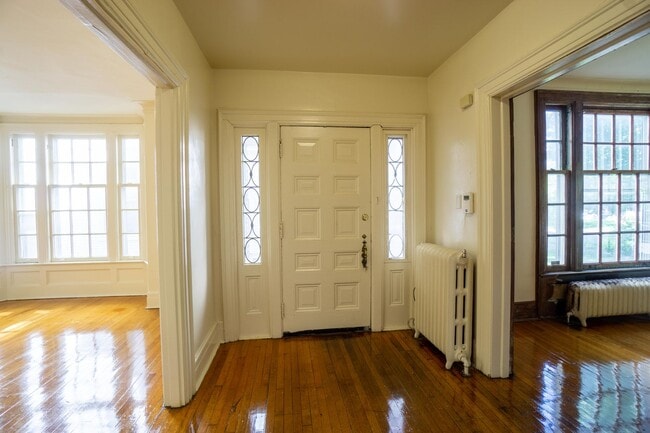 Building Photo - Available 6/1/26 - Spacious Home with Garage
