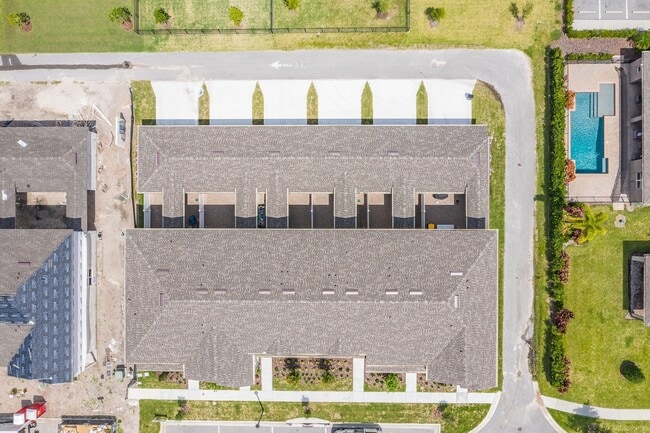 Building Photo - Energy Efficient 3/3 Townhome w/ 2 Car Gar...