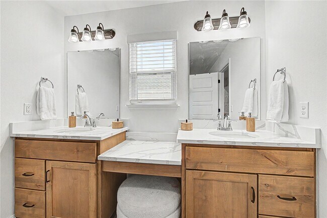 Building Photo - 2070 Wildflower Dr
