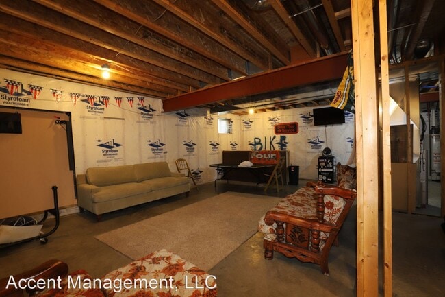 Building Photo - 5 br, 2 bath House - 2021 Monroe St