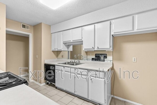 Building Photo - 510 Running Brook Rd