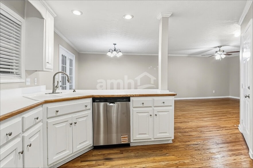 Building Photo - 403 Woodlands Dr