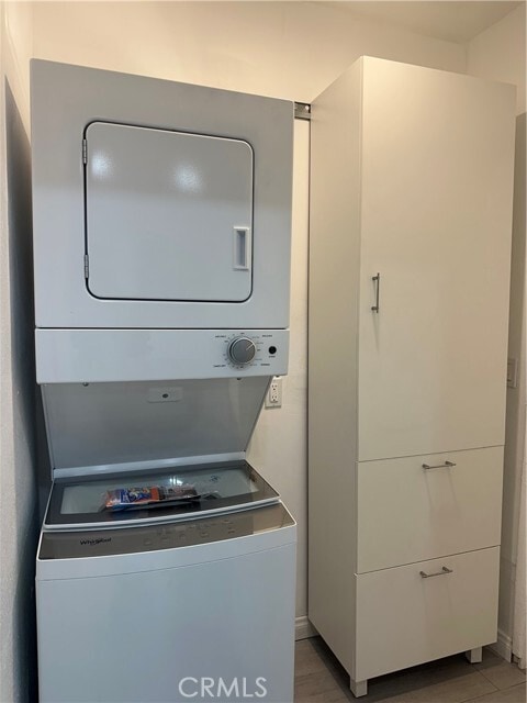 Building Photo - 433 N Basque Ave