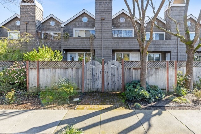 Building Photo - Bright 2 Bedroom 1.5 Bath Condo with Priva...