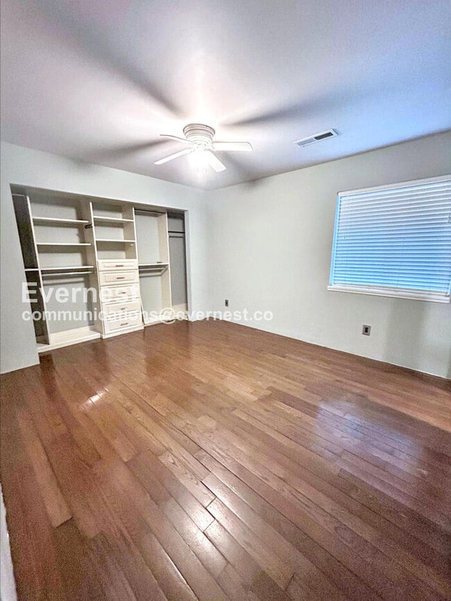 Building Photo - Cozy Home with Driveway Parking and Laundry Hookups