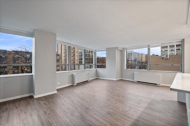 Building Photo - 5701 N Sheridan Rd