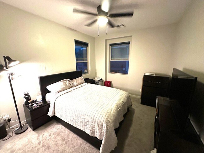 Building Photo - 4 bed 2.5 bath townhouse in The Crossings