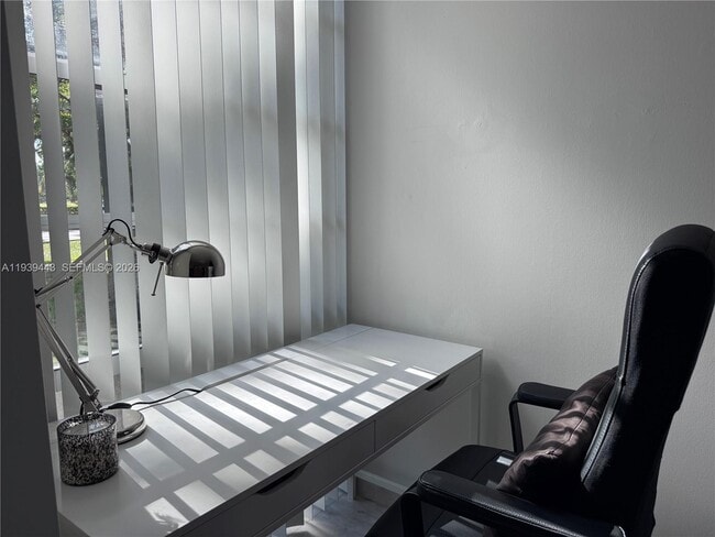 Building Photo - 3301 N Country Club Dr