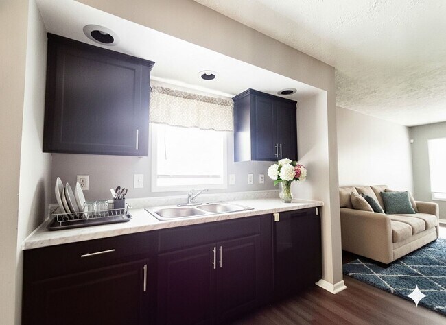 Building Photo - For Rent: Spacious 4-Bedroom, 2-Bathroom Home — Available Now!