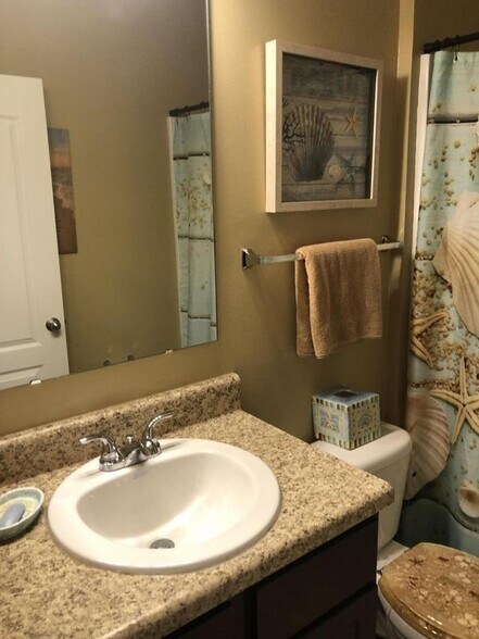 Dual Sinks in Master Bath - 4001 SW Canrady St