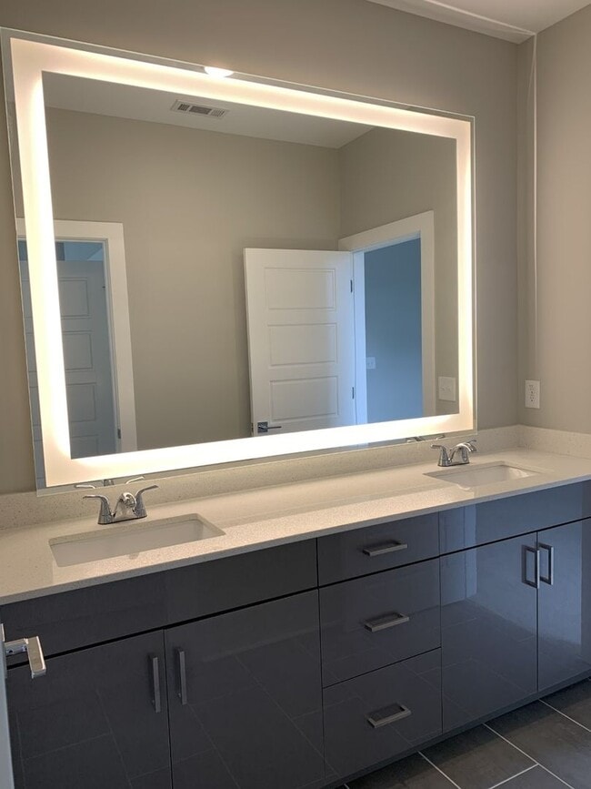 Building Photo - BEAUTIFUL TOWNHOMES IN MIDTOWN