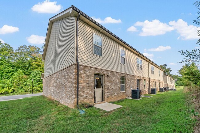 Building Photo - Sophisticated Sango Townhouse in a Gated C...