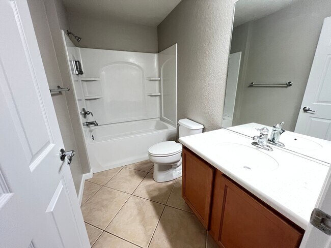 Building Photo - You’ve Found IT! Your Next Home! 4 Bedroom, 2 Bathroom in Ocala — $500 Off a Month’s Rent!!!