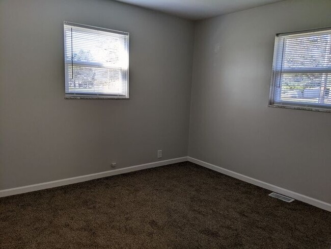 Building Photo - 2 Bedroom Brick Duplex North Terre Haute