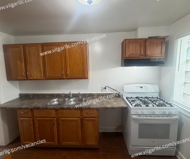 Building Photo - 4-bedrooms, 1-Bath - 2-floor Duplex Home