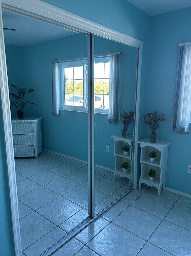 Building Photo - Room For Rent - lake front condo