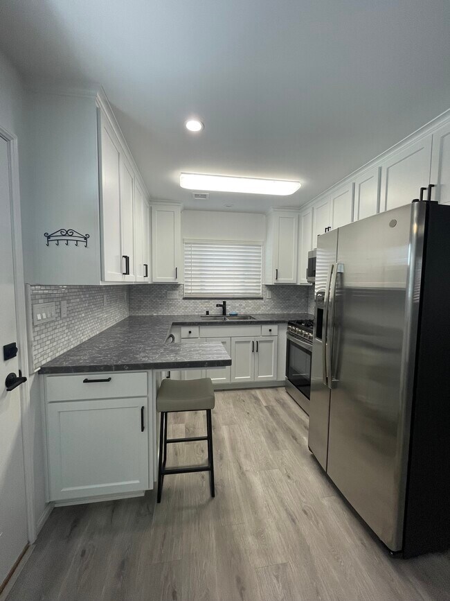 Building Photo - 703 W College St