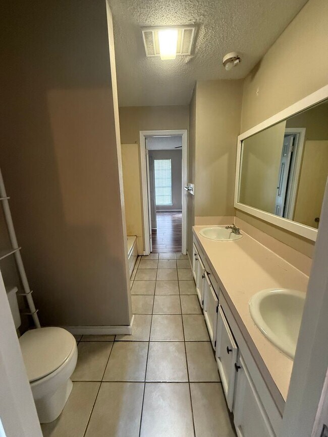 Building Photo - 1110-1112 Willow Creek Dr