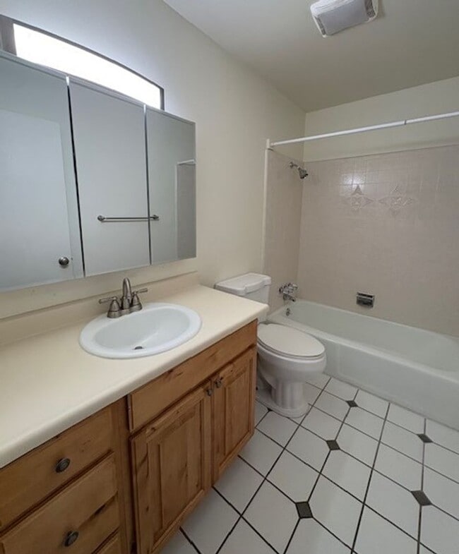 Building Photo - 2 Bedroom Apartment in Holladay!
