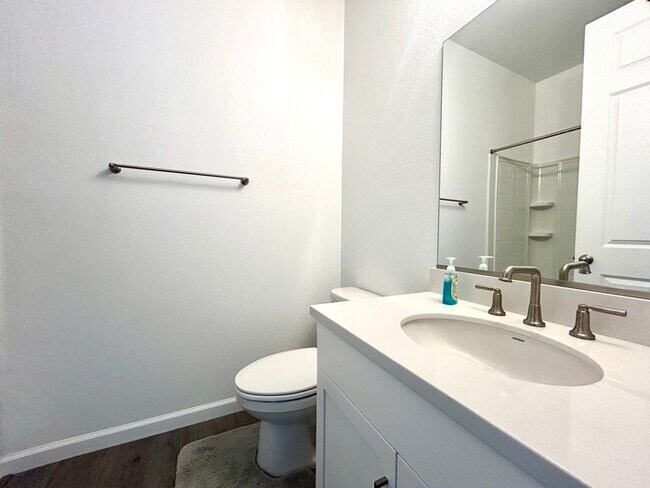 Building Photo - Beautiful Newer 4 Bedroom 3 Bathroom with ...