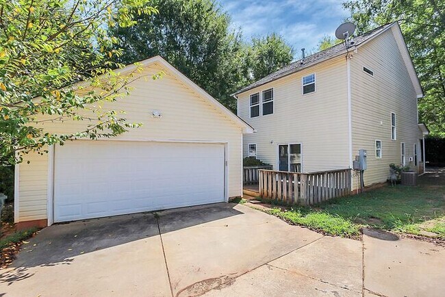 Building Photo - Charming 3BD/2.5BA Home in Crosswinds Community!