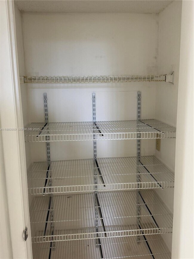 Building Photo - 1811 Sabal Palm Dr