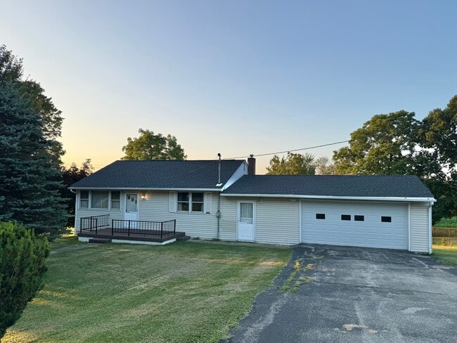 Building Photo - 945 E Pike Rd