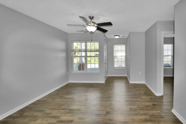 Building Photo - Light and bright 3 bedroom 2 bath townhome...