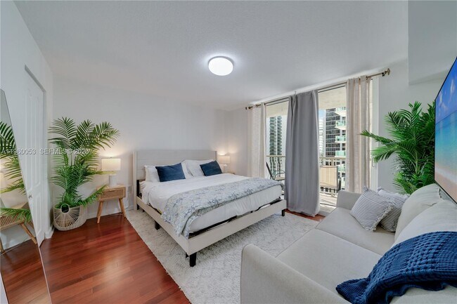 Building Photo - 1200 Brickell Bay Dr