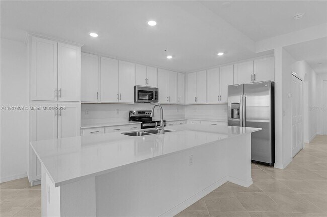 Building Photo - 14211 Heritage Landing Blvd