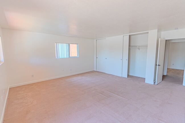 Building Photo - 4 Bedroom 3 bath house with 2 Car Garage